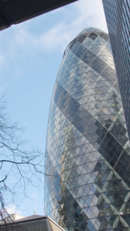 Video-Vertical-Que-Muestra-El-Exterior-Del-Moderno-Edificio-De-Oficinas-Pepinillo-En-La-Ciudad-De-Londres,-Reino-Unido